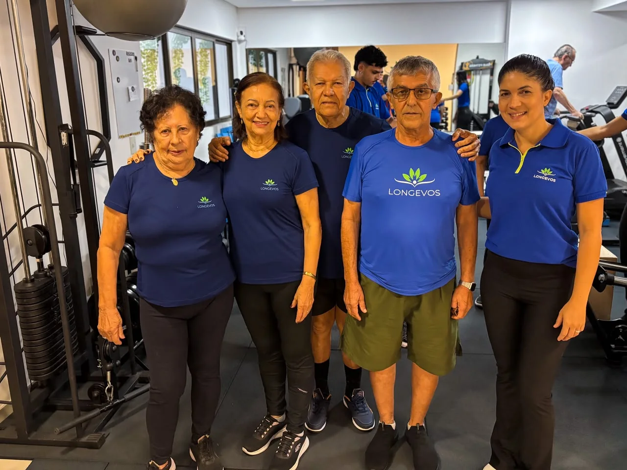 Grupo de alunos e profissional reunidos no Estúdio Longevos