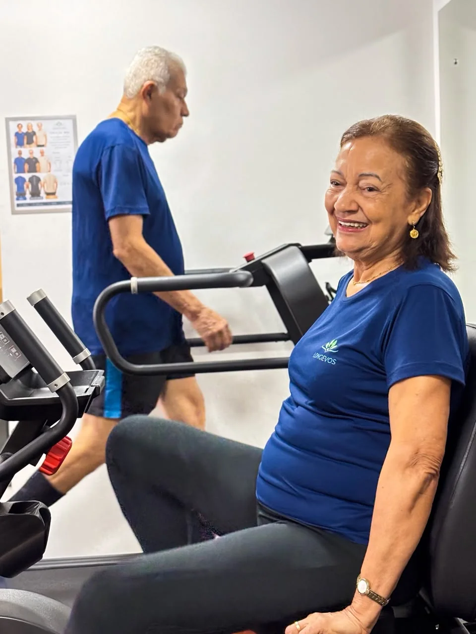 Aluna do Estúdio Longevos sorrindo durante uma atividade no espaço