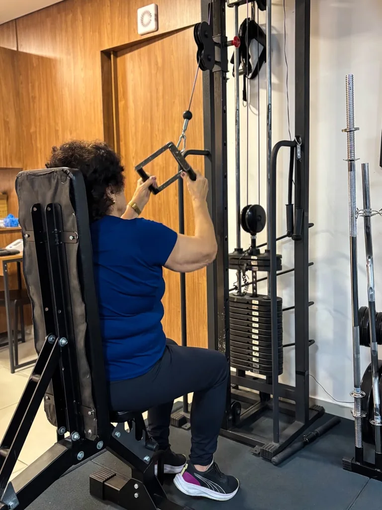 Aluna realizando atividade de força no Estúdio Longevos